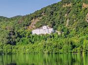 Monte Vulture visto dal lago di Monticchio, al centro l'Abbazia di San Michele Arcangelo
