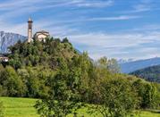 Val di Fiemme, sullo sfondo la Chiesa di San Giorgio