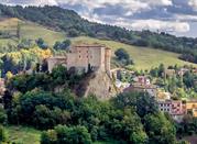 Costruzione fortificata Rocca Fregoso in primo piano