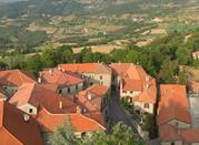 Roccaverano, Langhe Astigiane, a sinistra Chiesa di Santa Maria Annunziata