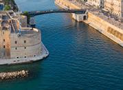 Taranto, sulla sinistra il Castello Aragonese