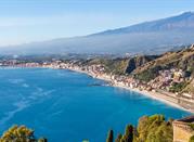 Baia di Giardini Naxos con l'Etna sullo sfondo