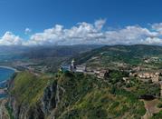 Panorama della laguna di Tindari e il lago di Marinello, al centro la cattedrale