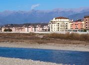 Fiume Magna e Alpi Apuane sullo sfondo