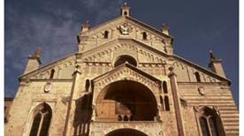 Fassade des Domes von Verona, hier befindet sich das Kanonische Museum