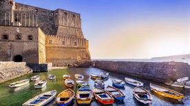 Romantica immagine di Castel dell'Ovo nel porto di Napoli