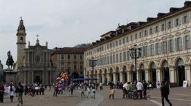En el fondo: Chiesa di San Carlo. Piazza San Carlo
