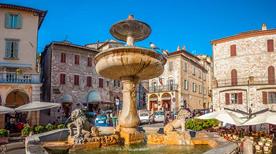 Splendida vista panoramica sulla famosa Piazza del Comune con fontana storica raffigurante tre leoni