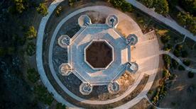 Vista aerea di Castel del Monte in Puglia 