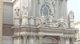 Die Fassade mit Statuen