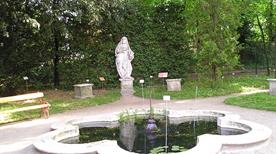 The botanical gardens and fountains