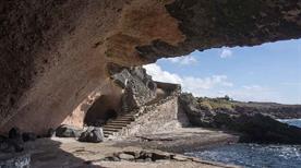 Pantelleria, acque calde nella grotta di Sàtaria