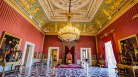 La sala del trono del Palazzo Reale di Napoli