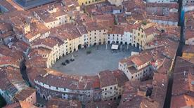 Lucca, Piazza Anfiteatro
