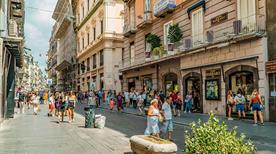 ViewNaples, via Toledo, shopping street