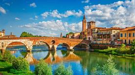 Vista scenografica di Verona, in primo piano Ponte Pietra