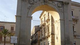Porta Reale Ferdinandea - >Noto
