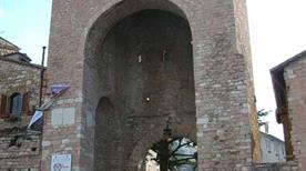 Porta San Pietro - >Assisi