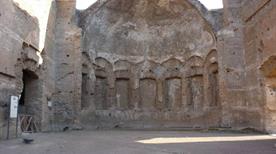 Villa Adriana: Sala Absidata Detta dei Filosofi - >Tivoli