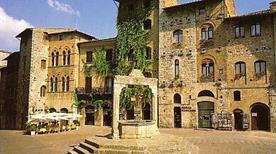 Piazza della Cisterna - >San Gimignano