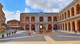 Piazza della Madonna - >Loreto