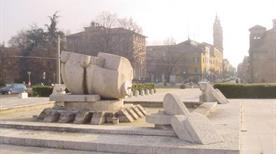 Scultura e Fontana di Cascella - >Parme