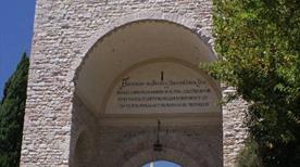 Porta Nuova - >Assisi