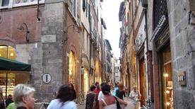 Via Fillungo - >Lucques