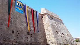 Castello Angioino - >Mola di Bari
