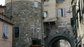 Porta di Borgo - >Lucques