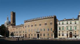 Piazza Sordello - >Mantova