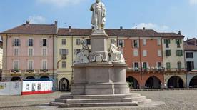 Piazza Cavour - >Vercelli