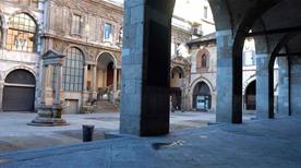 Piazza dei Mercanti - >Milan
