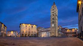 Piazza del Duomo - >Pistoia