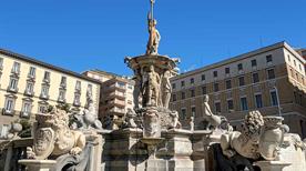 Piazza del Municipio - >Naples