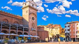 Piazza delle Erbe - >Mantova