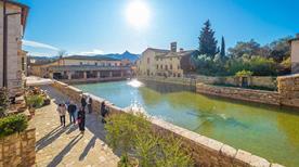 Piazza delle Sorgenti - >Bagno Vignoni