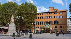 Piazza Napoleone - >Lucques
