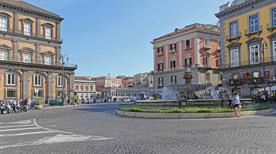 Piazza Trieste e Trento - >Naples