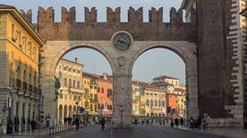 Porta Nuova - >Verona