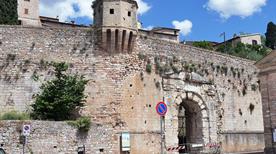 Porta Urbica - >Spello
