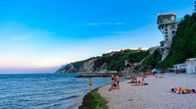 Spiaggia del Passetto Sentiero - >Ancona