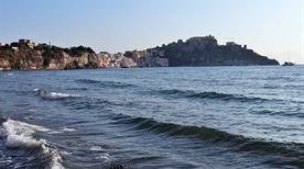 Spiaggia della chiaia - >Procida