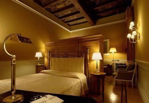 Hotel Corona d'Oro 1890