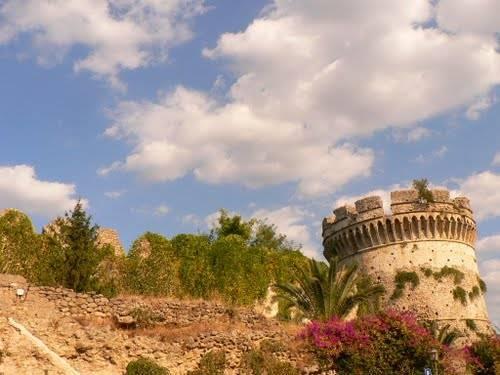 Castel  Ruggero Diroccato