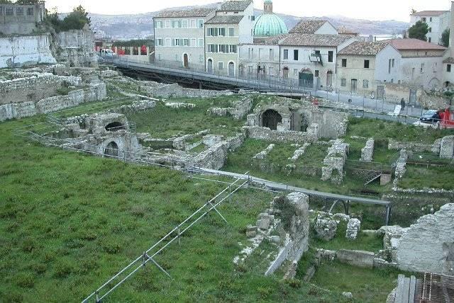 Anfiteatro Romano (I sec)