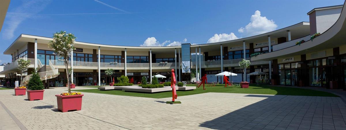 Shoppin Brugnato, Outlet Village