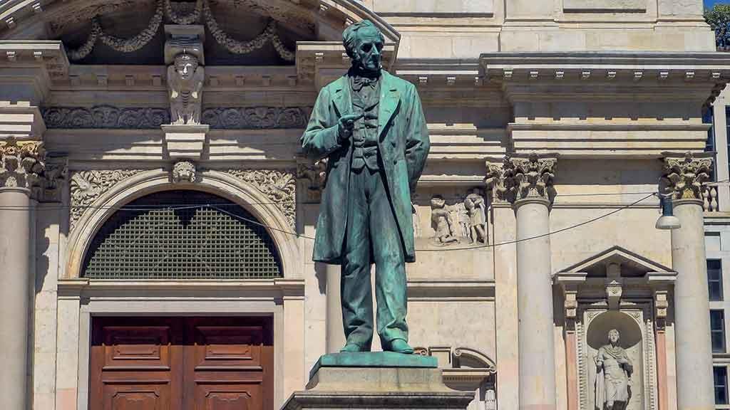 Monumento a Manzoni