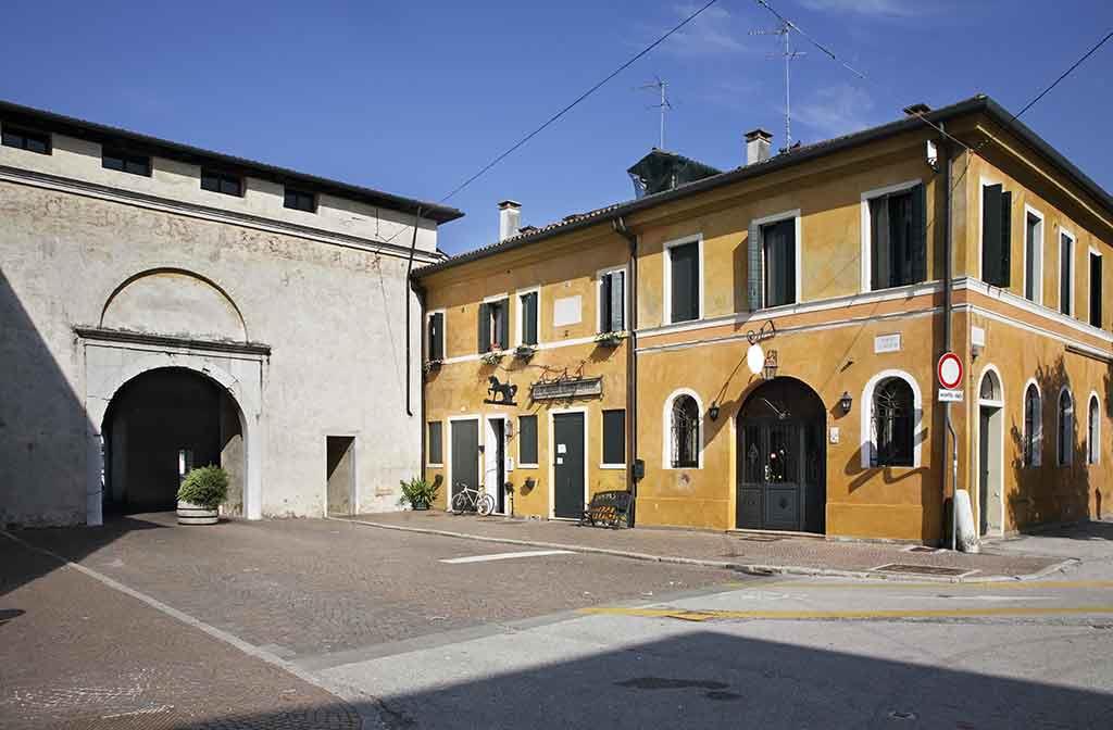 Porta Santi Quaranta