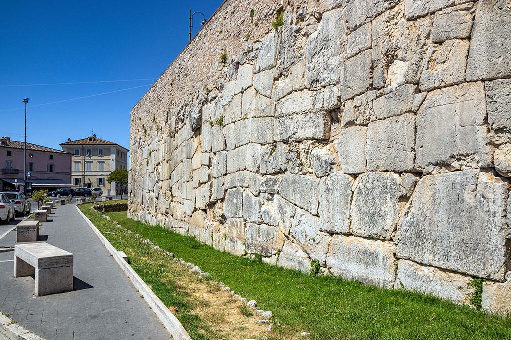 Mura megalitiche